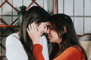 女性同士がキスする写真